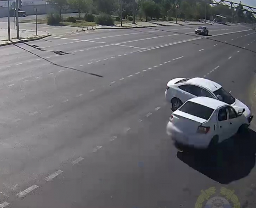 ДТП с переворотом попало на камеры наблюдения в Волгограде: осколки вдребезги