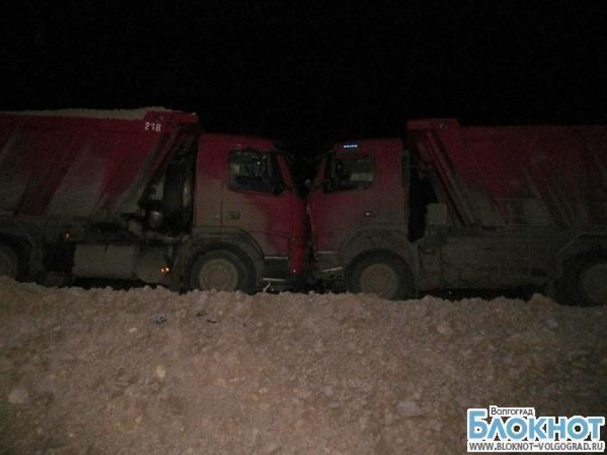 Под Волгоградом на грунтовой дороге столкнулись два грузовика