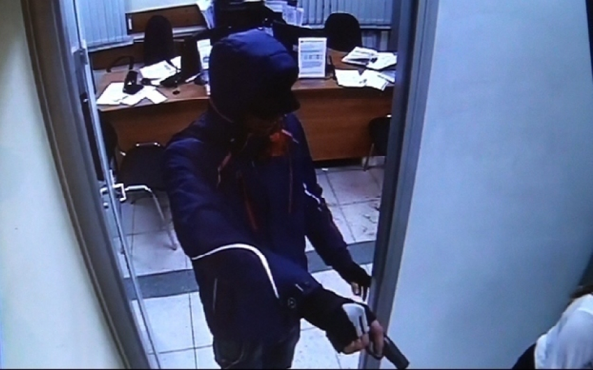 В Волгограде разбойник с пистолетом ограбил офис микрозаймов на 14 тысяч