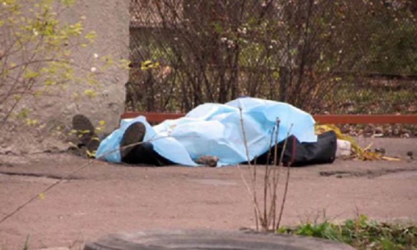 Во дворе дома юге Волгограда обнаружено тело 13-летнего мальчика