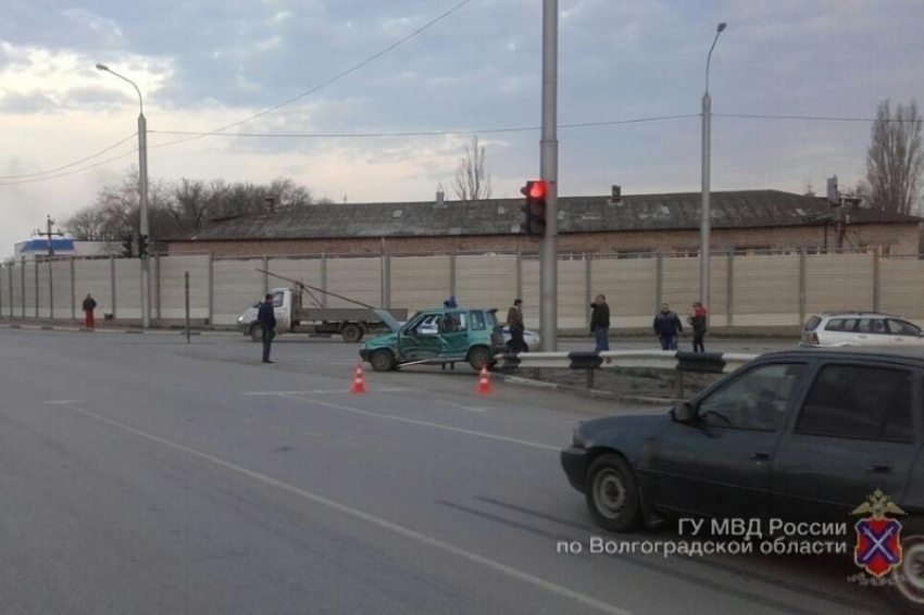 В Волгограде на «танцующем мосту» автоледи на ВАЗ-21102 врезалась в Daewoo Tico