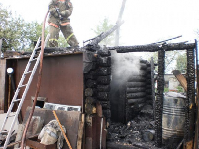 Придорожная баня и Nissan сгорели ночью в Волгоградской области