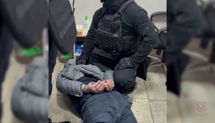 СОБР ворвался в волгоградский офис и уложил лицом в пол