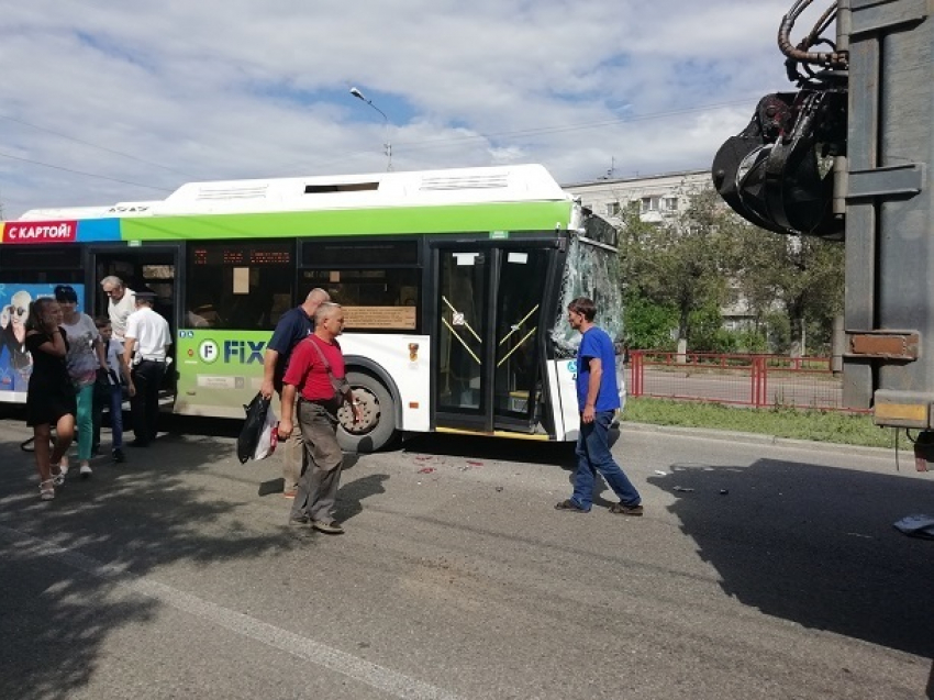Волгоградский автобус «Питеравто» столкнулся с мусоровозом: есть пострадавшие