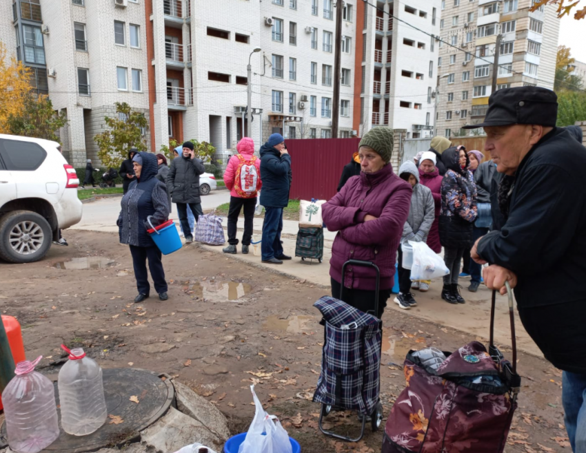 Волгоградцы выстроились в очереди за водой после коммунальной аварии