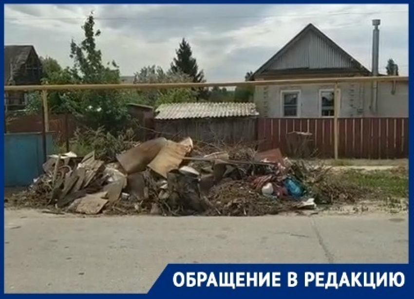 Мусорный коллапс: два месяца жители поселка в Волгоградской области наблюдают мусор из окон своих домов