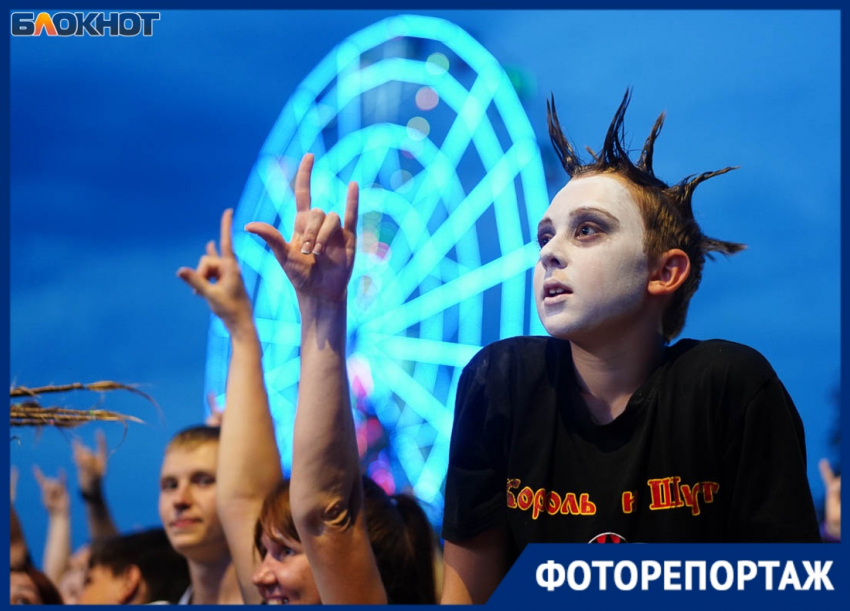 Сотни фанатов «Горшка» в день его смерти собрались в необычных костюмах в центре Волгограда 