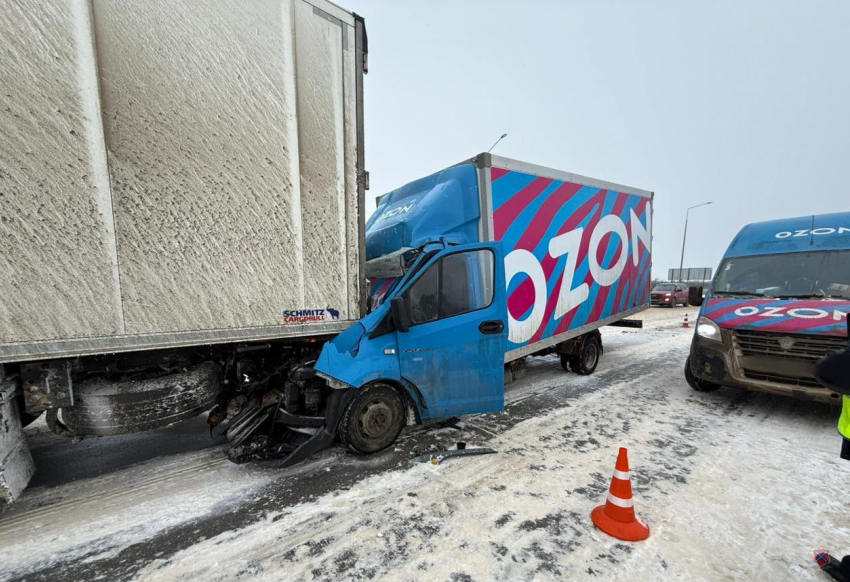 Автомобиль «Озона» влетел в грузовик с прицепом под Волгоградом