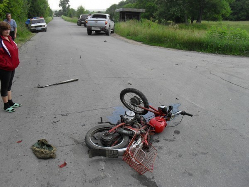 Автоледи сбила подростков на мопеде