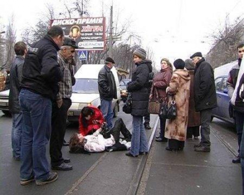 В городе-спутнике Волгограда неизвестный лихач сбил студентку и сбежал