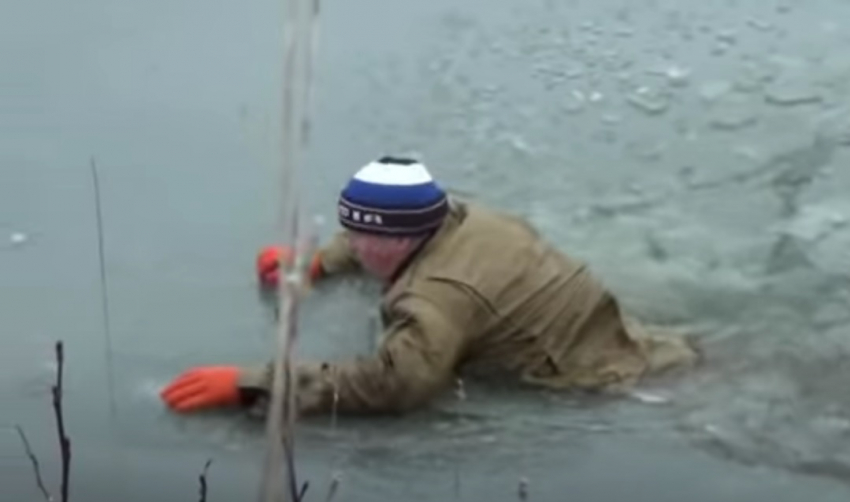 Рыбаки провалились под лёд в Волгоградской области: чудом спаслась только женщина