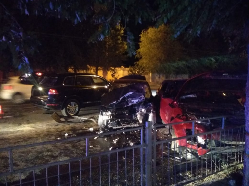 Забрали в больницу с рваной раной шеи: видео ДТП у завода «ПивоварЪ» в Волгограде