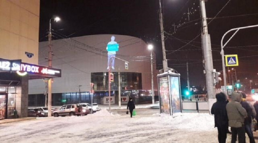 Волгоградцы сфотографировали светящегося человека в центре города