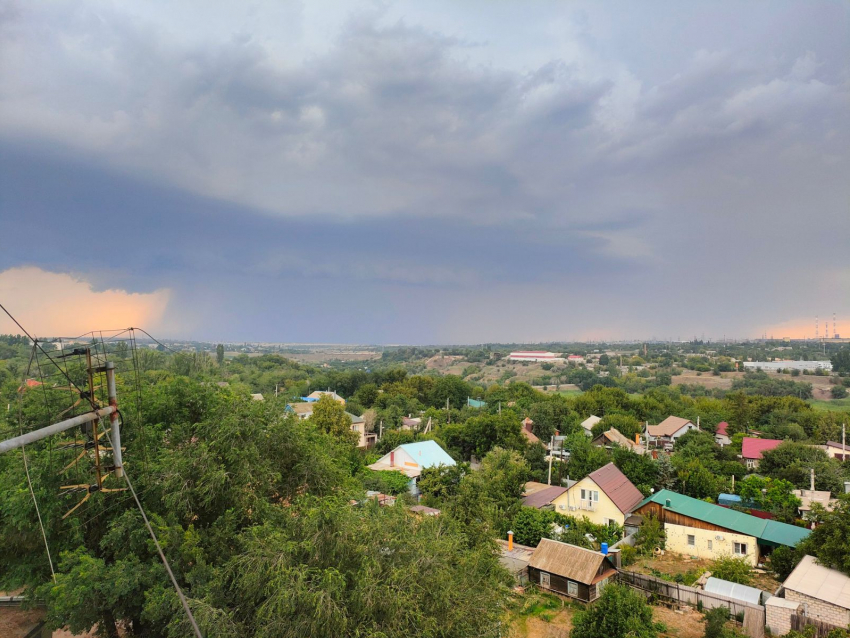 Ураган обрушился на Волгоград: крупный град, сотни квартир без света и поваленные деревья