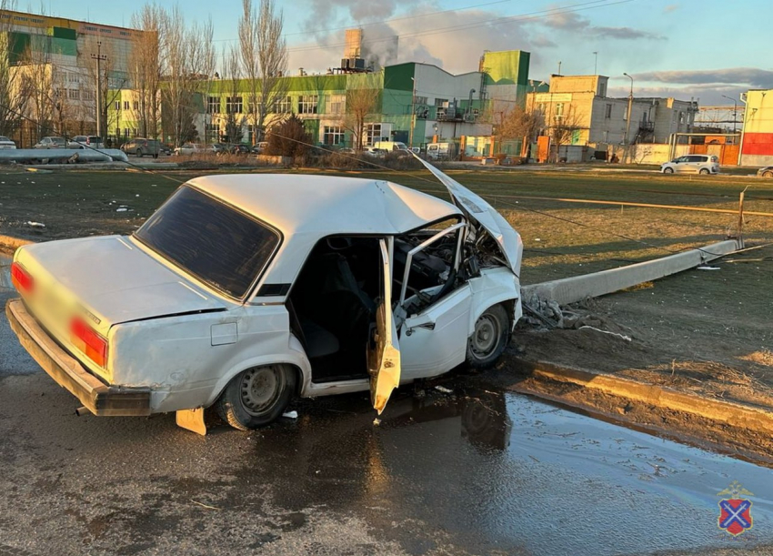 Двое в больнице: «семерка» «намоталась» на столб рядом с пивзаводом под Волгоградом 