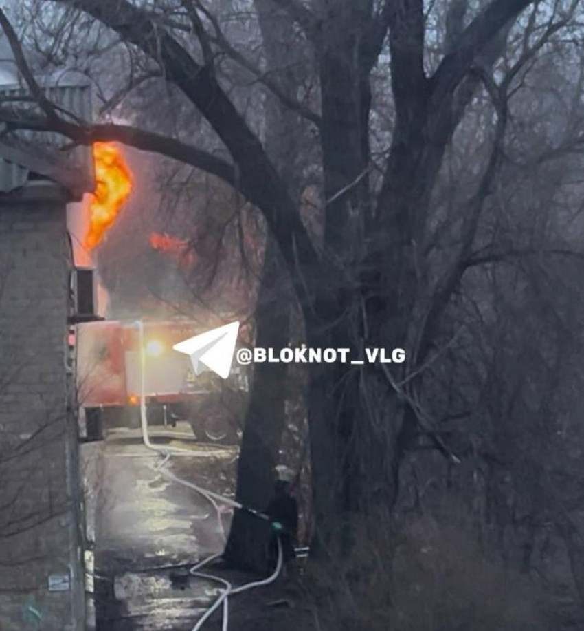 Дом обрушился в Волгограде спустя 9 часов пожара