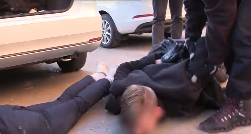 Задержание трио 18-летних друзей после убийства продавца приставки в Волгограде: видео