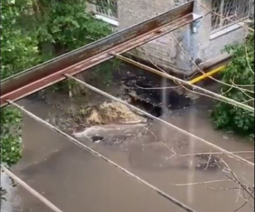 Огромный поток воды заливается под многоэтажку на юге Волгограда: видео с места ЧП