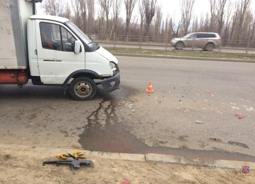 Грузовик в Кировском районе Волгограда протаранил иномарку: пострадали водитель и 15-летняя девушка