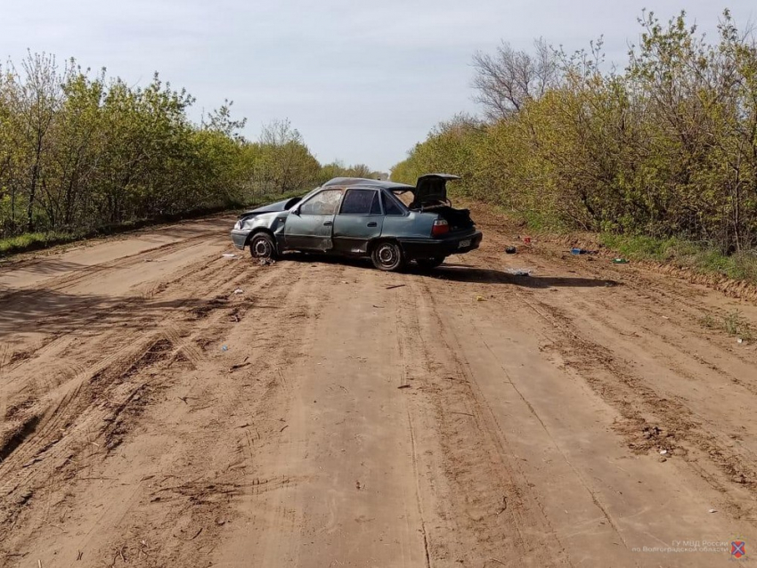 Под Волгоградом четыре человека пострадали в перевернувшейся иномарке 