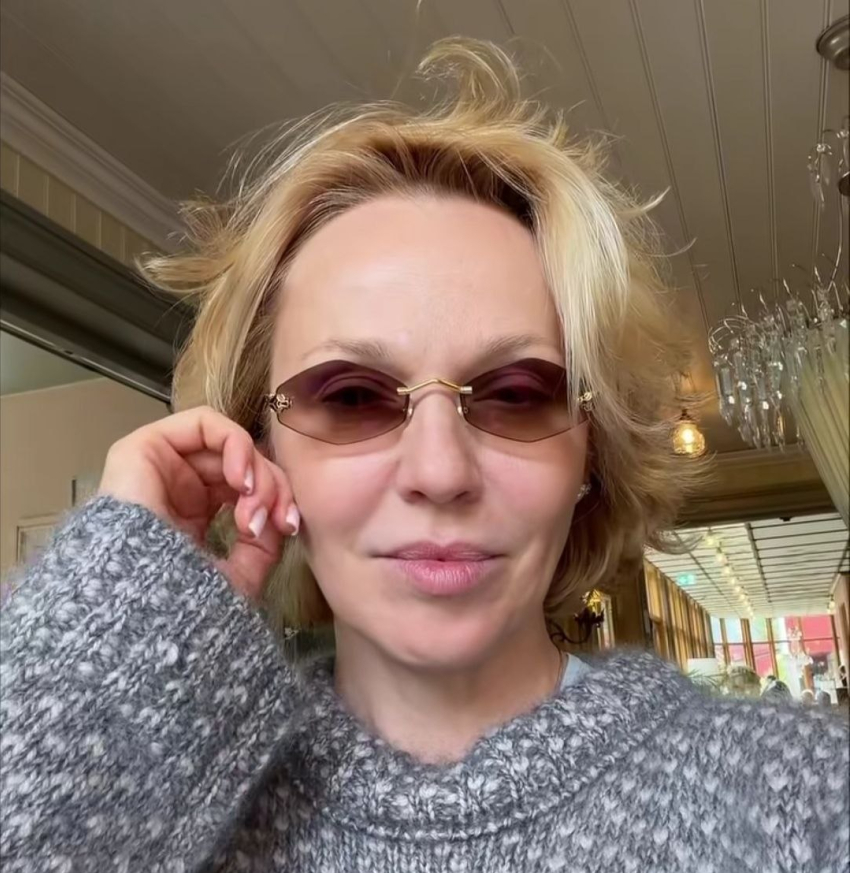 Альбина Джанабаева показала, как правильно выбрасывать мусор