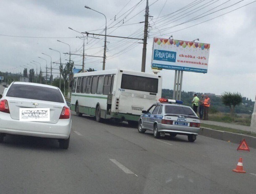 ДТП парализовало движение по дамбе на севере Волгограда