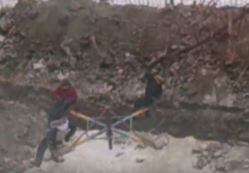 Школьники-экстремалы прокатились на карусели над разрытой траншеей в Волгограде