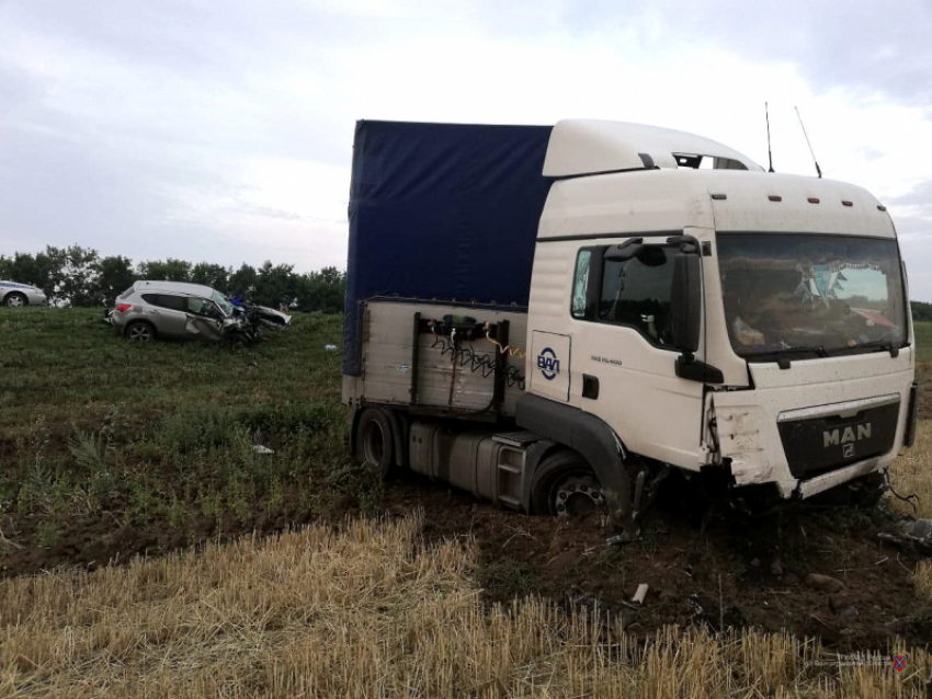 Пенсионер на Nissan Qashqai погиб в тройном ДТП  с фурой под Волгоградом