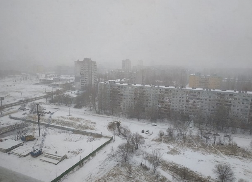 Зима пришла: волгоградцы делятся в соцсетях фотографиями заснеженного города