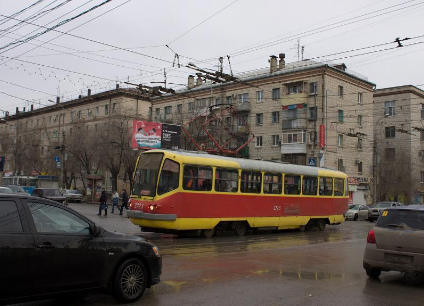 Внедорожник протаранил трамвай в центре Волгограда