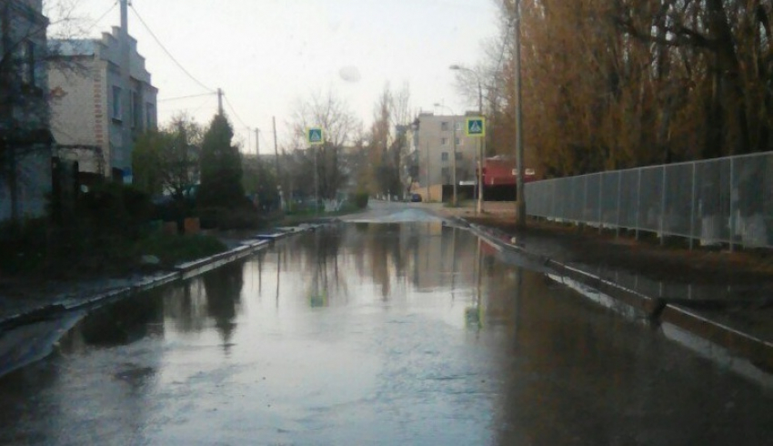 На западе Волгограда улица Гейне ушла под воду из-за течи колодца 
