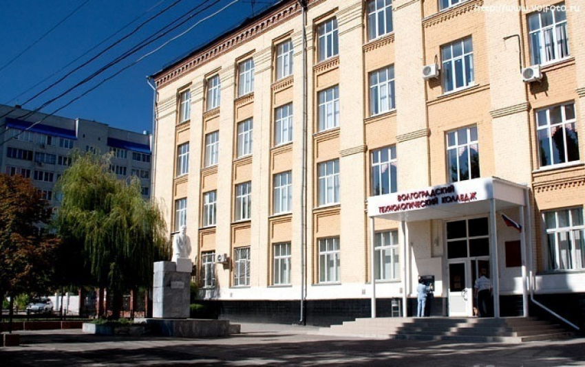 Сотрудник технологического колледжа в Волгограде умер у стен заведения