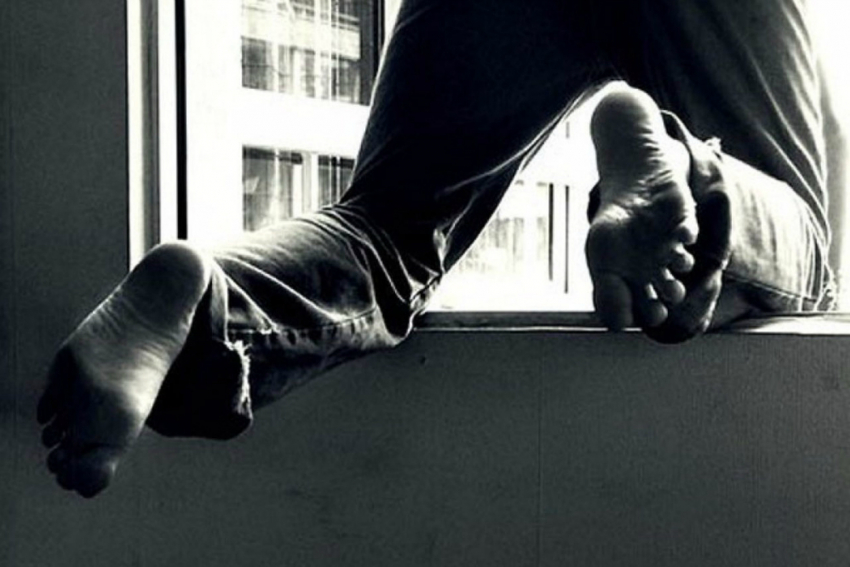 На юге Волгограда 35-летний мужчина выпал из окна 3-го этажа