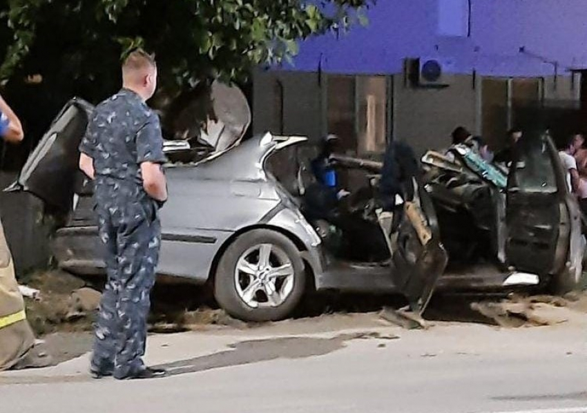 Протаранил дерево: под Волгоградом погиб молодой водитель BMW