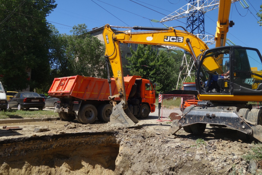 По обезвоженному поселку Гумрак в Волгограде запустили водовозку 