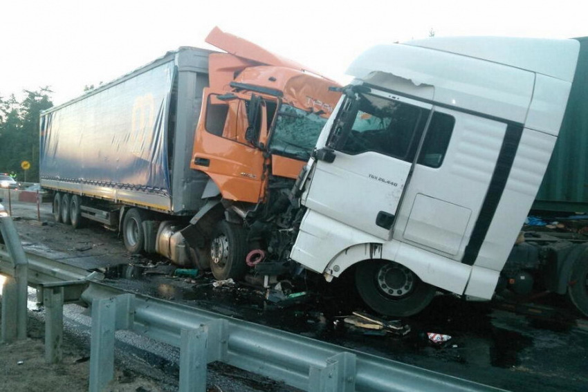 Прицеп грузовика Mercedes вылетел на встречу фуре под Волгоградом