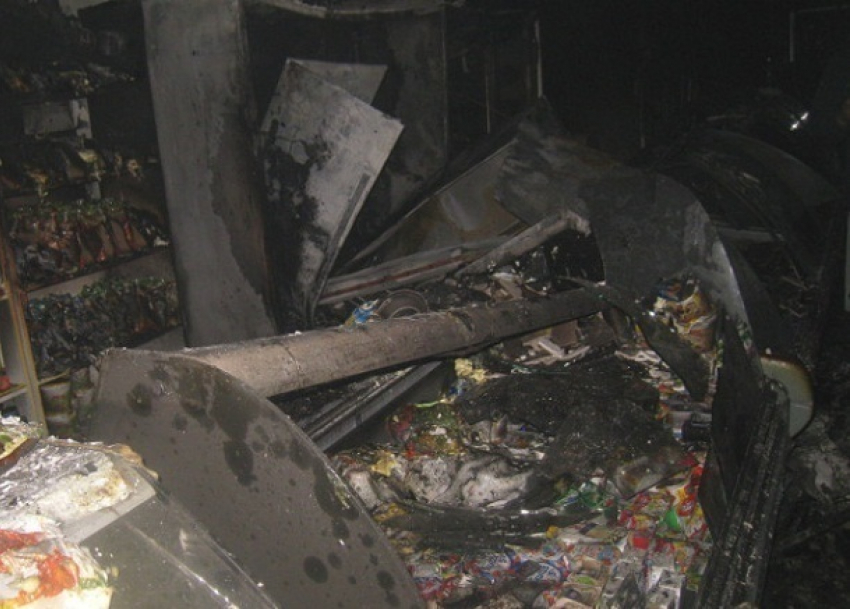 На площади Павших Борцов сгорел сетевой магазин