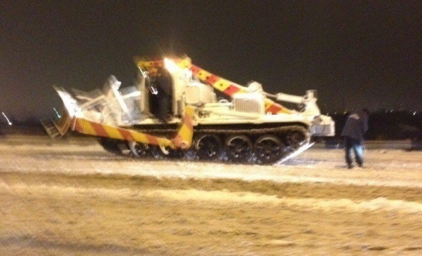 Спецтехника МЧС помогла вызволить из снежного плена 30 волгоградских водителей