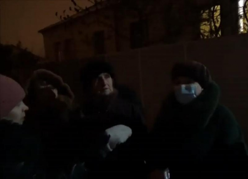 Камышане два года живут без света: жители записали коллективное видеообращение
