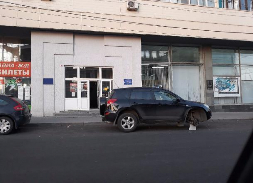 В центре Волгограда средь бела дня сняли три колеса с иномарки