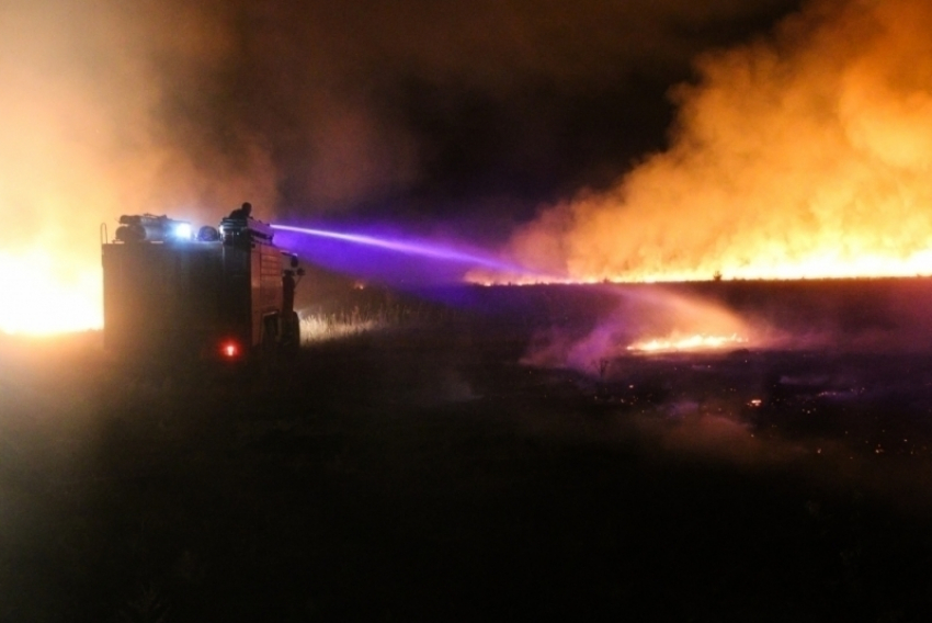 Адское пламя: бушующий в Волгоградской области крупный степной пожар попал на фото 