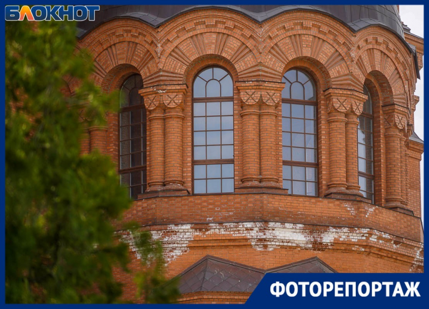 Разрывающая стены солевая коррозия покрыла храм Невского в центре Волгограда 