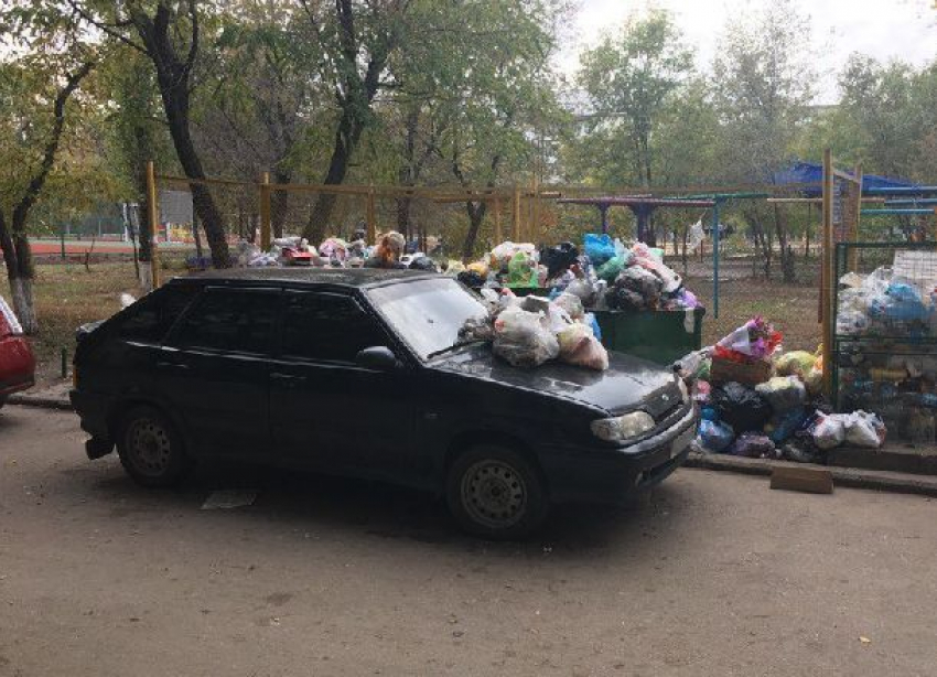 Брошенную на помойке «девятку» завалили мусором на севере Волгограда