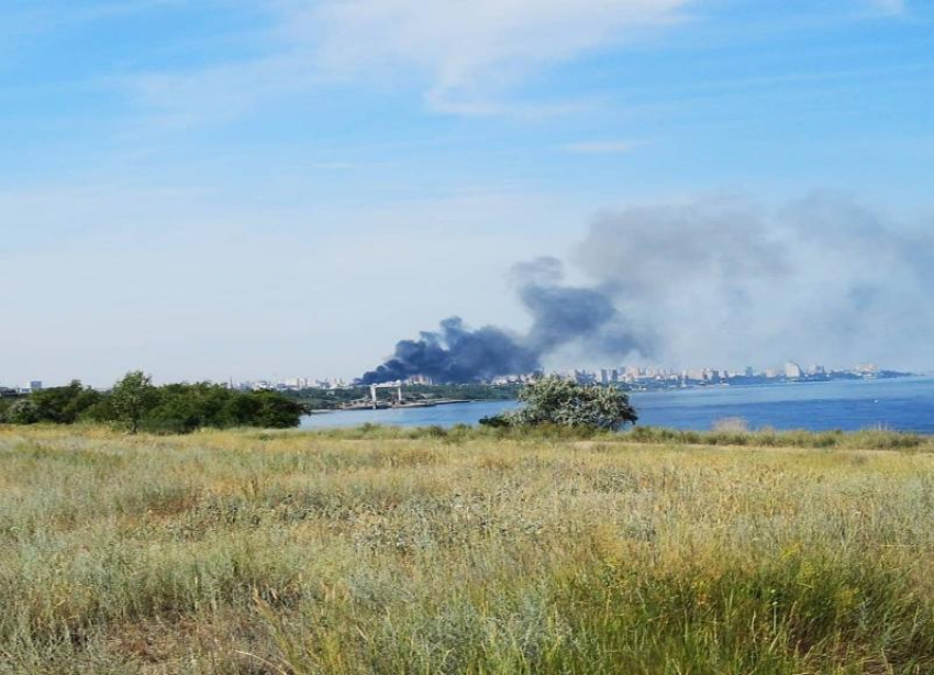 Сильный пожар произошел на складе сантехники на рынке Тулака