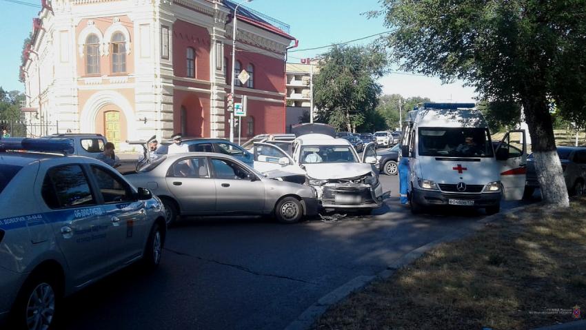 За утро в центре Волгограда четыре машины попали в ДТП: пострадали два водителя