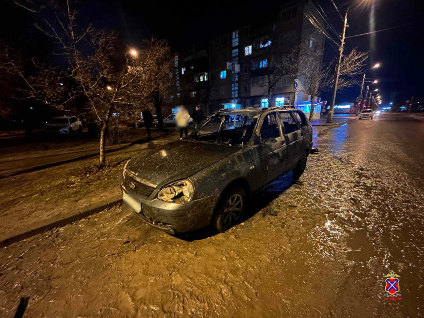 Разъяренный мужчина сжег машину из-за парковки и попал на видео в Волгограде