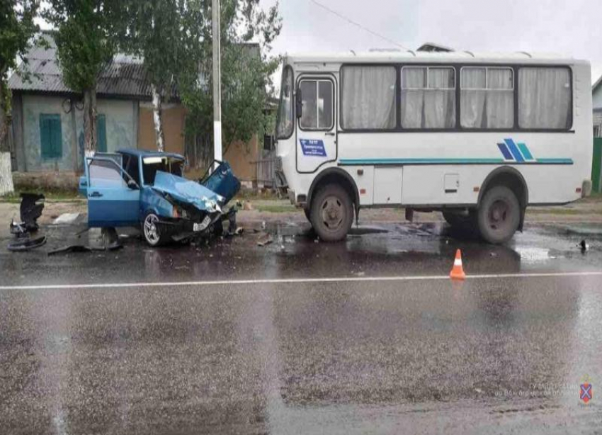 Водитель на ВАЗе врезался в пассажирский автобус под Волгоградом: мужчина в коме