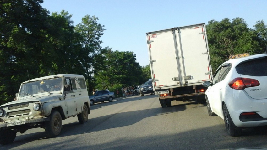 В Волгограде при столкновении двух легковушек скончался пенсионер: трое в больнице