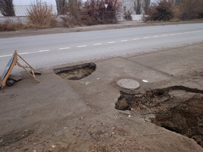 В Волгограде в Советском районе асфальт ушел под землю