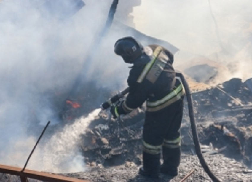 Mazda сгорела дотла в Волгоградской области